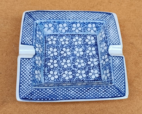 Cenicero de porcelana. Ref RV474. 15x15x3,5