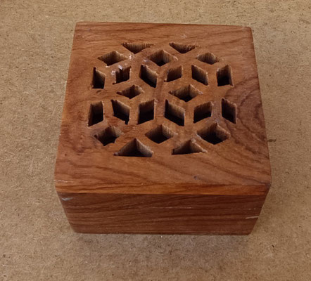 Caja madera tallada. 7,5x7,5x4,5