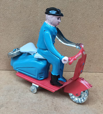 Moto a cuerda hecha en Portugal. Ref 25328. 15x16x5
