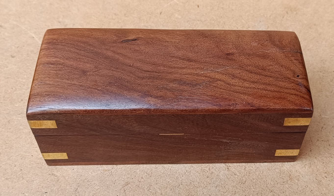 Caja madera de palisandro con adorno de latón.  Ref C010. 5,5x14x6