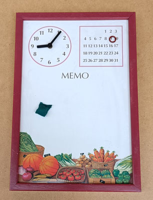 Pizarra rotulador con reloj y calendario. 33x30