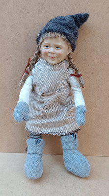 Duende articulable resina y tela. Ref 853001. 33x12x8