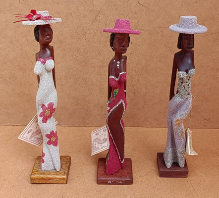 Mujer tallada artesanalmente en madera de Ácana con vestido de arena. 27x5x6
