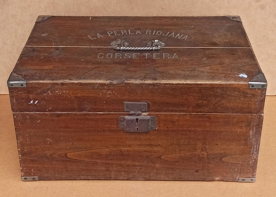 Caja madera antigua corsetería "La perla riojana". 25x50x30