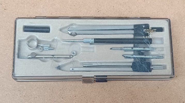 Estuche compás vintage DFH 802203. 21x9x2