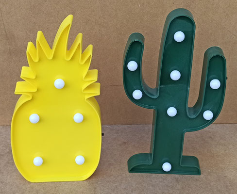 Piña y cactus led. Carcasa de plástico. Funciona con pilas