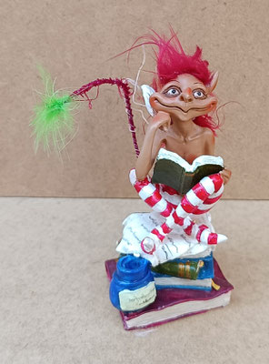 Duende lector resina. Ref 40800001B. 12x5x6