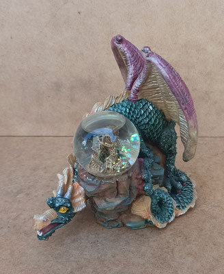 Dragon resina con bola. Ref 0041A. 15x13x10