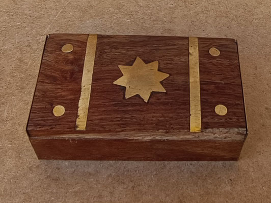 Caja madera adornos latón. Ref 124. 9x5x3