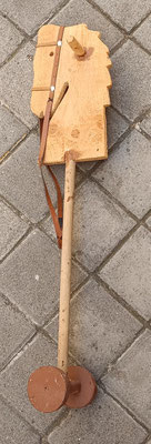 Caballito con ruedas madera artesanal. 80x17x14