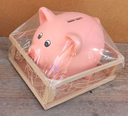 Hucha cerdito en corral cerámica. Ref 4126. 12x20x15