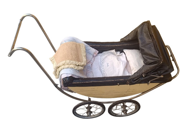 Carrito de muñecas antiguo. Incluye sabanas y 3 mantas. 63x90x40