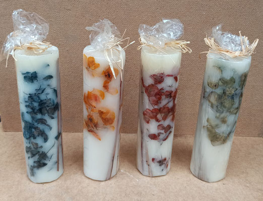 Vela aromático con flores secas