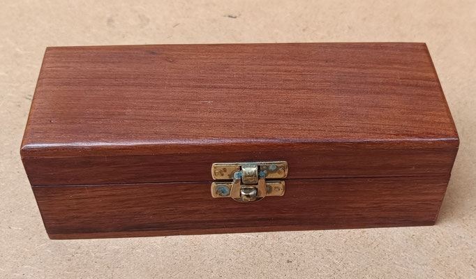 Caja madera de palisandro con adorno de latón.  Ref C026. 6x17,5x6,5  