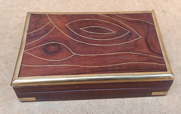 Caja madera adornos latón. Ref R248. 15x10x3,5
