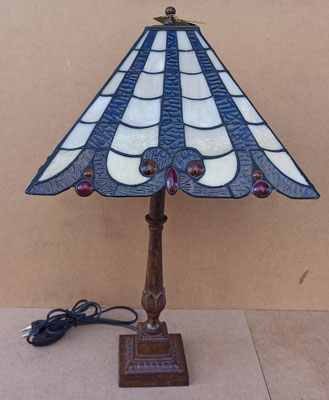 Lámpara Tiffany pie de bronce. Pantalla ref 21067. Base ref MB105TES. 55x33x33