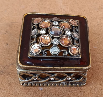 Caja metal esmaltado. Ref 50626. 4x4x3
