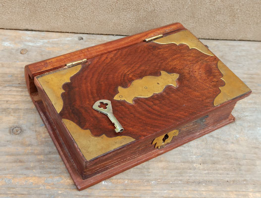 Caja madera de palisandro adornos latón con llave. Ref 14A. 15x11x4