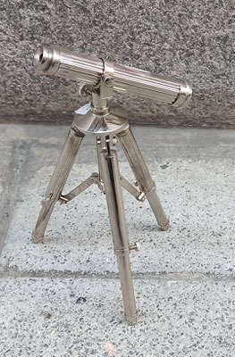 Telescopio con trípode metal. Altura 22 centímetros aprox. Catalejo 10 centímetros cerrado. 