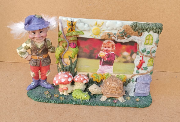 Portafoto resina relieve. Ref 9557B. 14x21x4