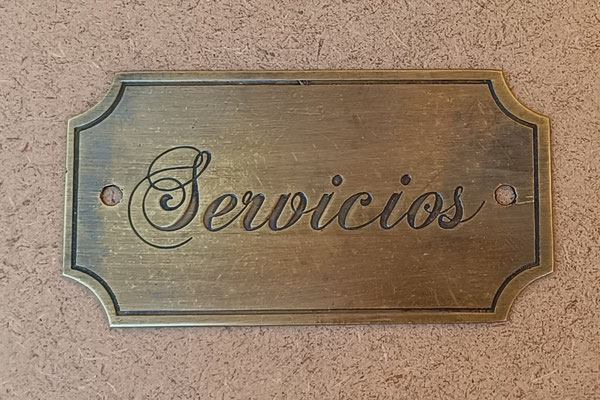 Placa latón dorado "Servicios". Ref 10101890. 11x5,5