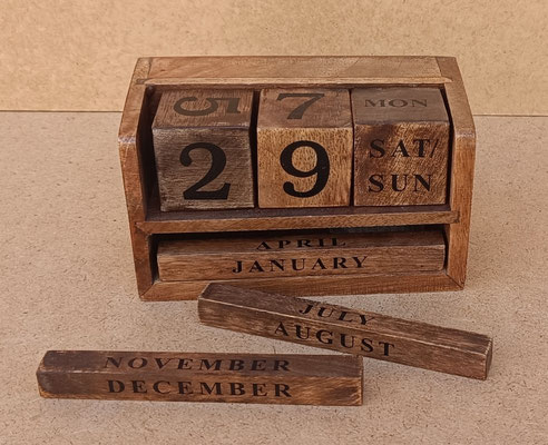 Calendario madera. Ref 26453. 13,5x7x7,5