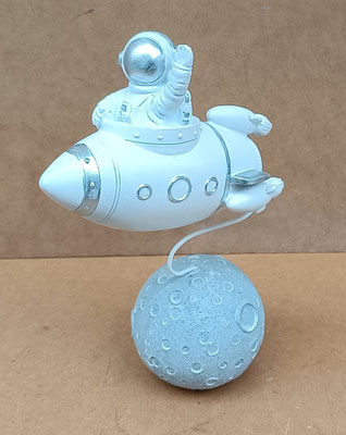 Figura de astronauta en cohete resina. Ref 32437. 15x7x22,5