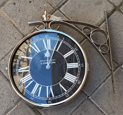 Reloj estación metal 2 caras. Ref 19311. 35x36x7. Diámetro de esfera 26 centímetros