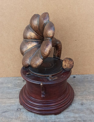 Hucha gramófono resina. Ref 1238. 20x12