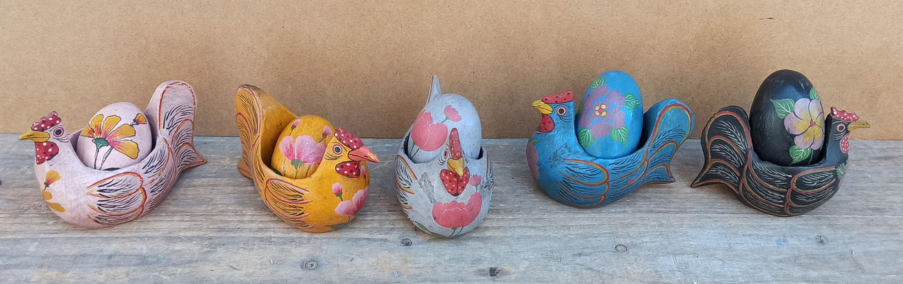 Gallinas con huevo madera
