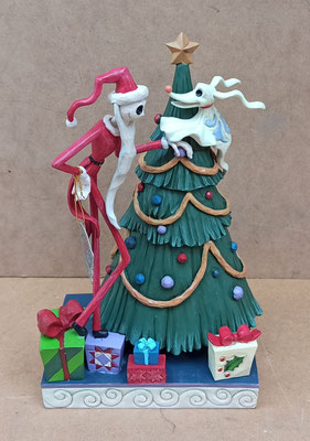 Jack y Zero con árbol de navidad. Zero se ilumina en la oscuridad. 