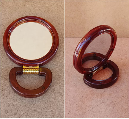 Espejo doble cara con dos posiciones: colgar/bolso (14x9)  y mesa (10,5x9x5).