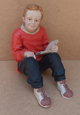Niño lector resina. 29x15x24