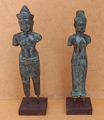 Figuras bronce base madera. 50x12x10