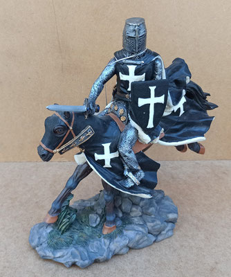 Caballero medieval resina. Ref 48835. 23x22x8