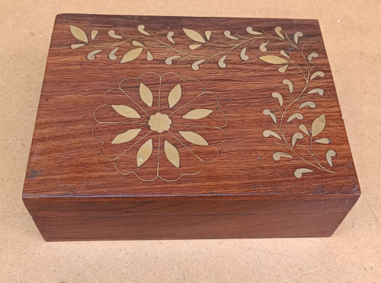 Caja madera adornos latón. Ref 1479. 20x15x7