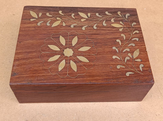 Caja madera de palisandro adornos latón. Ref 1479. 20x15x7