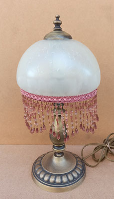 Lámpara flecos blanca. 44 alto x 20 diámetro. Pareja disponible
