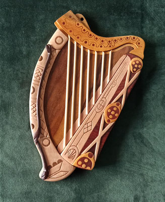 Arpa irlandesa en madera
