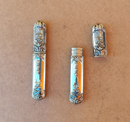 Cajita guarda agujas metal. 9x1