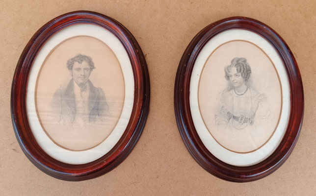 Pareja de cuadros ovales madera. Ref RG005. 28x21x3