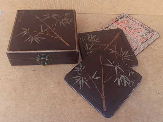 6 Posavasos en caja piel. Ref 38858. 13x13x4.
