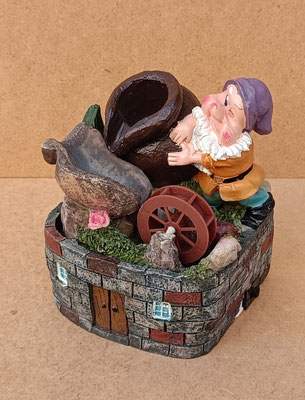 Fuente de resina enanitos. Ref Horm 152842. 15x10x12