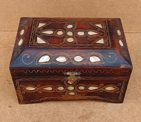 Caja madera incrustaciones nácar. 17x12x10