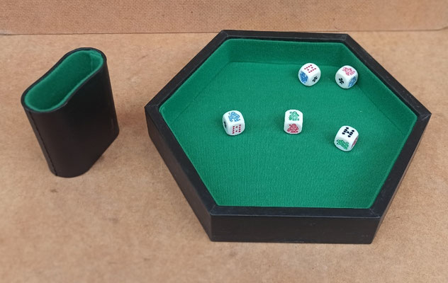 Bandeja para dados con cubilete y dados. Ref 301005626. 23x21x3