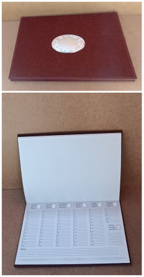 Agenda de mesa polipiel con adorno plateado. Ref SCF015. 30x22
