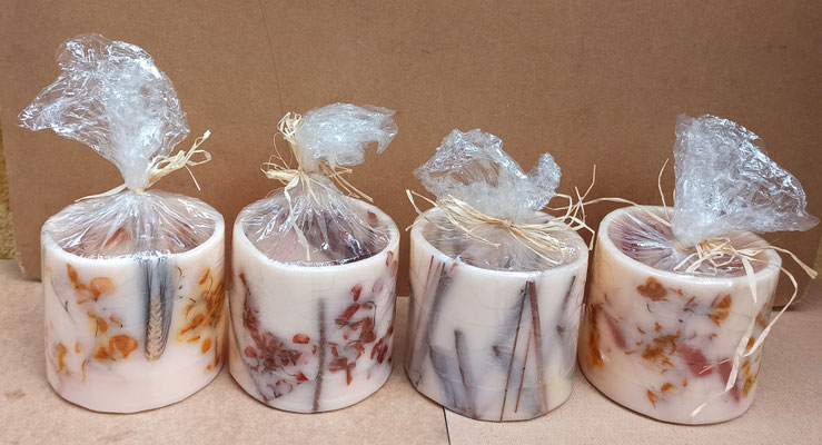 Velón aromático con flores secas