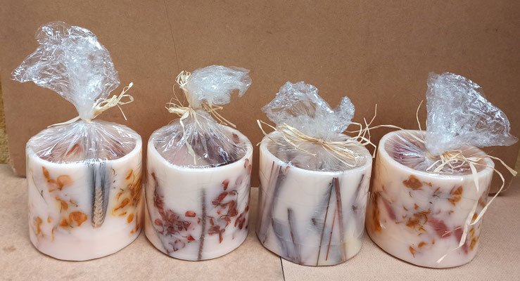 Velón aromático con flores secas