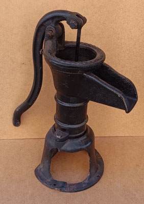 Bomba de agua hierro fundido vintage. Ref ALLRZ. 47x41x20