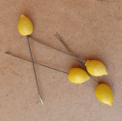 4 pinchos "limones" resina y metal